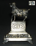 Paliteiro em prata portuguesa , contraste Águia, com figura de bode sob coluna , medindo 13 cm. Peso aprox. 212 g