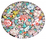Medalhão em porcelana chinesa com decoração floral, med. 33 cm de diâmetro