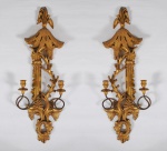Par de apliques italianos em madeira entalhada e dourada com castiçais para 2 vela . Medidas 74 x 24 cm.