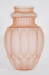 Vaso no estilo ART DECO na tonalidade salmão em vidro acetinado. Medidas 3 x 10 cm.