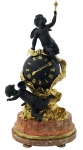 Imponente relógio francês em bronze no estilo napoleônico, decorado com querubins e globo representando mundo, sobre base de mármore italiano Roso Verona, med. 71 cm.