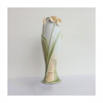 Vaso norte americano estilo Art Nouveau, em porcelana decorada em alto e baixo relevo com flores e folhas, medindo 40cm.(pétala com joaninha colada)