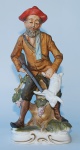 Estatueta em biscuit policromado com figura de Caçador, medindo 23 cm. de altura.