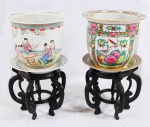 Lote contendo 2 cachepots em porcelana chinesa , acompanha prato e  peanha em madeira  ( pequeno defeito). Medidas : cahepot 31 x 37 cm , prato 37 cm e peanha 35 cm.