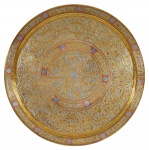 Grande medalhão/bandeja marroquino em bronze com incrustações em cobre e prata, ricamente decorado. Diâm. 73 cm.