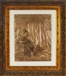 Placa em metal dourado com figura de Nossa Senhora, 40 x 30 cm. Assinada T.Fosca, Gotuzzo y Piana. Emoldurado, 63 x 55 cm.
