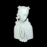 Busto de Madona de porcelana austríaca na cor branca; no verso, marca da manufatura Augertin. Alt. 24 cm
