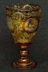 Goblet de cristal âmbar , ricamente decorado com animal  ( com pequenos bicados). Alt. 15,5 cm