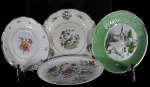 Lote contendo 4 pratos , sendo: 2 em porcelana KPM decorações, floral (27 cm) e pavão ( 31 cm) e 2 pintados a mão, paisagem(29 cm) e floral(30 cm).