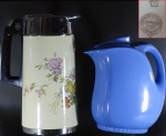 Duas peças, sendo garrafa términa ( 28 cm) e jarra com alça em porcelana azul ( 20 cm).