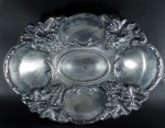 Fruteira em metal espessurado a prata , decoração em alto relevo com cachos de uvas. Medidas 9 x 40 x 29 cm.