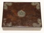 Caixa para costura em madeira com aplicações de metal ( falta alguns) com brasão da república no centro . Medidas 8 x 25 x 18 cm. No estado).