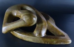 Escultura em pedra sabão com figura feminina agachada( base com quebrado). Medidas 11 x 26 x 29 cm.No estado.