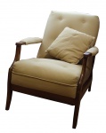 Poltrona em madeira , com encosto , assento e apoio de braços estofados em tecido. Medidas 80 x 62 x 87 cm.
