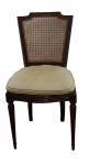 Cadeira em madeira entalhada, encosto e assento em palhinha. Acompanha almofada. Medidas 88 x 44 x 43 cm.