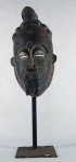 Imponente máscara africana de coleção em madeira entalhada sobre base em ferro, med. 66 cm