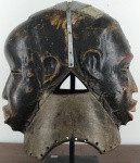 Imponente máscara dupla africana de coleção em madeira entalhada sobre base em ferro, med. 44 cm