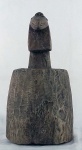 Escultura africana em madeira entalhada representando cabeça de animal, med. 38 cm
