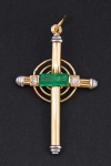 Cruz pendente em ouro 750 (18K) da Itália, contrastes na alça, esmeralda retangular e 2 brilhantes. Peso total 4,4 gr