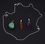Três pendentes : cristais naturais de esmeralda, ametista e topázio. Cordão em prata para rodízio.