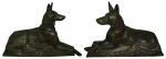 Par de cachorros europeus em bronze . Assinados.  Medidas 55 x 63 x 34 cm