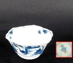 Pequeno bowl em porcelana chinesa, decoração azul e branco com cena de paisagem, na base assinatura do artista. Medidas 7,5 x 7 cm.