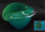 Bowl/vaso em Murano italiano na cor verde. Assinado na base. Medidas 20 x 23 cm.
