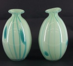 Par de vasos ao gosto de Murano, decorado com listras na cor verde.Alt. 20 cm cada.