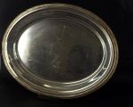 Travessa oval em metal espessurado a prata CHRISTOFLE . Medidas 50 x 38 cm.