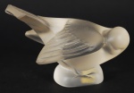 LALIQUE. Estatueta de cristal acetinado no formato de pássaro. Medidas 8 x 12 x 7,5 cm.
