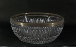 Bowl em  grosso cristal com borda em metal. Medidas 11 x 21 cm.