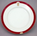 Prato fundo em porcelana francesa E.BOURGEOIS, com borda bodeaux com friso dourado e monogramado (lascado na borda) . Diâm. 28 cm