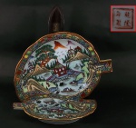 Dois covilhetes em porcelana chinesa , no formato de folha. Medidas 20 x 16 cm e 17 x 12 cm.