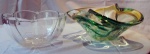 Duas peças , sendo : 1 bowl em cristal translúcido ( 10 x 21 cm) e centro de mesa na tonalidade verde ( 12 x 30 x 18 cm).
