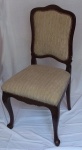 Cadeira com encosto e assento estofados com tacheados. Medidas 98 x 48 x 44 cm.