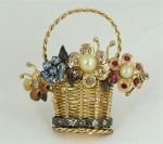 Broche em ouro 18K, em forma de cesto de flores  com pérolas, brilhantes, rubilitas e safiras. Peso total 11 gr.