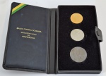 Estojo Comemorativo do Sesquicentenário da Independência do Brasil, com 3 moedas, sendo ouro , prata e níquel.