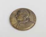 COLECIONISMO. Medalha em bronze com imagem de Pio XII e verso , Rio de Janeiro 1955 e XXXVI Congresso Eucarístico Internacional. Diâm. 5 cm.