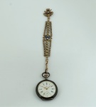 Relógio de bolso chatelaine em prata dourada, ricamente trabalhada, com pequenas pérolas, safiras e rubis, marca Omega - Grand Prix - Paris 1900, peso total 59,4 gr (parado)