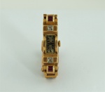 Antigo relógio feminino de pulso em ouro amarelo 18k, com detalhes em pequenos brilhantes e rubis, peso total 37,4 gr