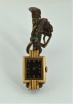 Antigo relógio feminino de pulso em ouro amarelo 18k e pulseira em couro (bem danificada) (vidro ausente), peso total 11,9 gr