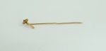 Alfinete de gravata em ouro, adornado com pequeno martelo, símbolo dos leiloeiros, peso total 1,7 gr