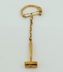 Chaveiro em ouro com figura do martelinho, símbolo dos leiloeiros, peso total 18,2 gr