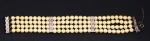 Pulseira de quatro voltas de pérolas com (42 x 4), 168 pérolas de 6 mm, fecho de ouro branco e brilhante, medindo 18 cm. Peso total 42,2 g