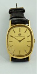 Relógio de pulso masculino, marca Girard-Perregaux, caixa e fivela plaqueado a ouro, pulseira em couro preta. Pequeno arranhão no vidro.