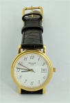 Relógio de pulso masculino, marca Tissot, modelo 1853 em aço, mostrador e fivela plaqueado a ouro, pulseira em couro na cor preta. Estado de novo.