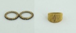 Lote composto de bijuterias, sendo 2 alianças em metal dourado e pedras sintéticas na cor azul e um anel aramado dourado.
