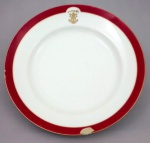 Prato fundo em porcelana francesa E.BOURGEOIS, com borda bodeaux com friso dourado e monogramado (lascado na borda) . Diâm. 28 cm