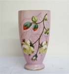 Vaso em opalina francesa na tonalidade rosa com decoração floral. Medidas 30 x 17 cm.