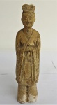Estatueta em cerâmica chinesa ao gosto da Dinastia Tang,  representando Samurai . Alt. 23  cm.